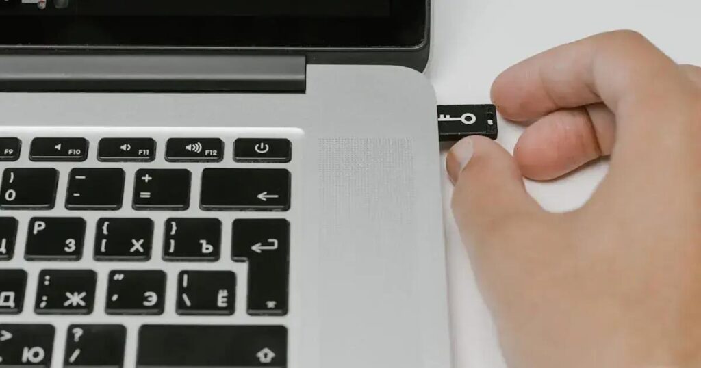 Evitar sites perigosos: Dicas para manter seu filho seguro na internet