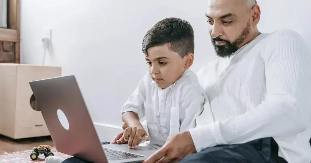 Ensine seu filho a denunciar ciberbullying