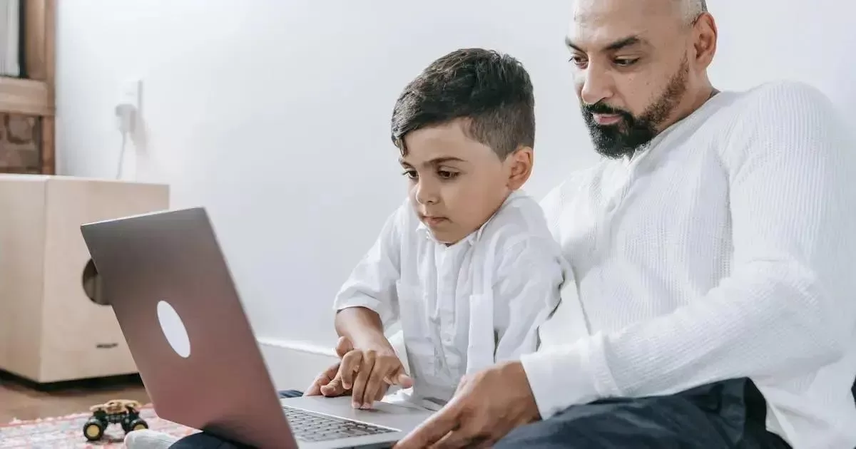Ensine seu filho a denunciar ciberbullying