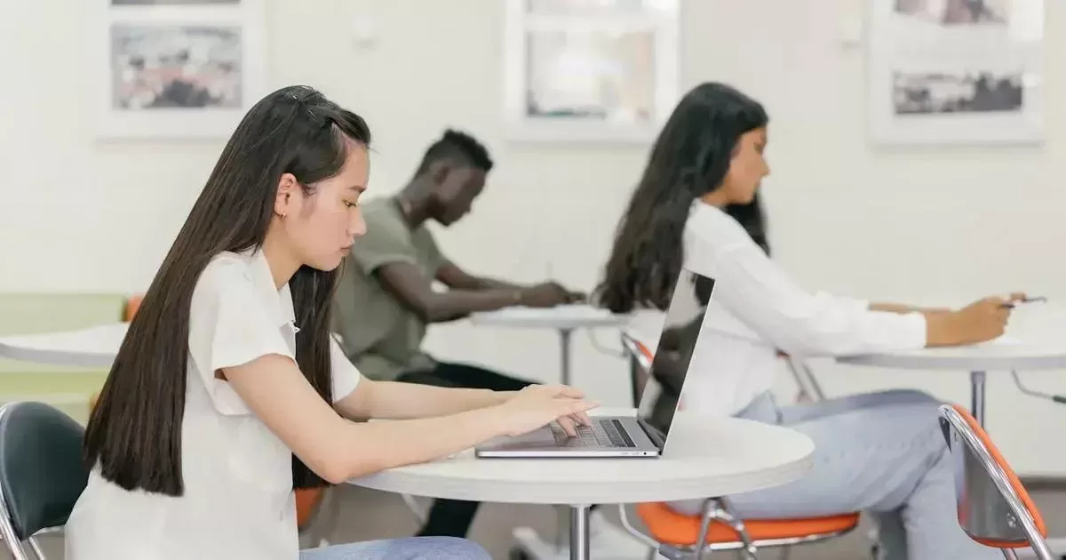 Riscos Cibernéticos na Esfera Escolar: O Que os Pais Devem Saber